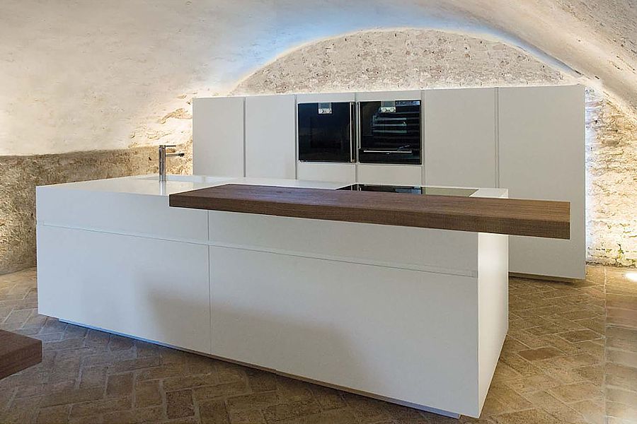 Linee minimaliste, pulite, giochi geometrici e un grande volume centrale, contraddistinguono questo progetto. Modello T06 in finitura bianco laccato opaco. L’ampia zona lavoro del bancone centrale rende la composizione funzionale e libera. Il blocco è realizzato in eco cemento e divide la zona pranzo dal salotto interpretando lo spazio.
