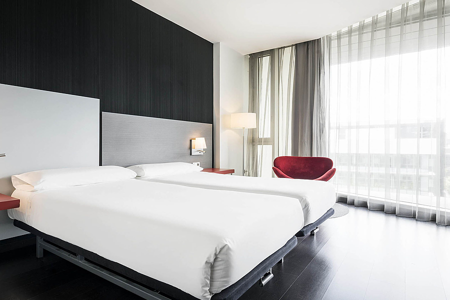 Produciamo camere da letto per albergo, utilizzando solo materie prime made in Italy. I nostri arredi sono l’interpretazione degli spazi attraverso i cambiamenti e l’evoluzione dei concetti progettuali e di design. L’esperienza più che ventennale ci referenzia sul mercato come realtà concreta nel settore del contract, consolidatasi negli anni. La nostra capacità di interpretare al meglio le richieste dei clienti, fornendo un servizio che si occupa di ogni più piccolo dettaglio, riservando la massima attenzione alla qualità dei suoi prodotti finiti.La tecnologia produttiva unita alla capacità di ricerca e progettazione offerte, ci permettono di proporre una vasta gamma di soluzioni su misura per l’arredo di strutture ricettive in linea con le più aggiornate tendenze. 