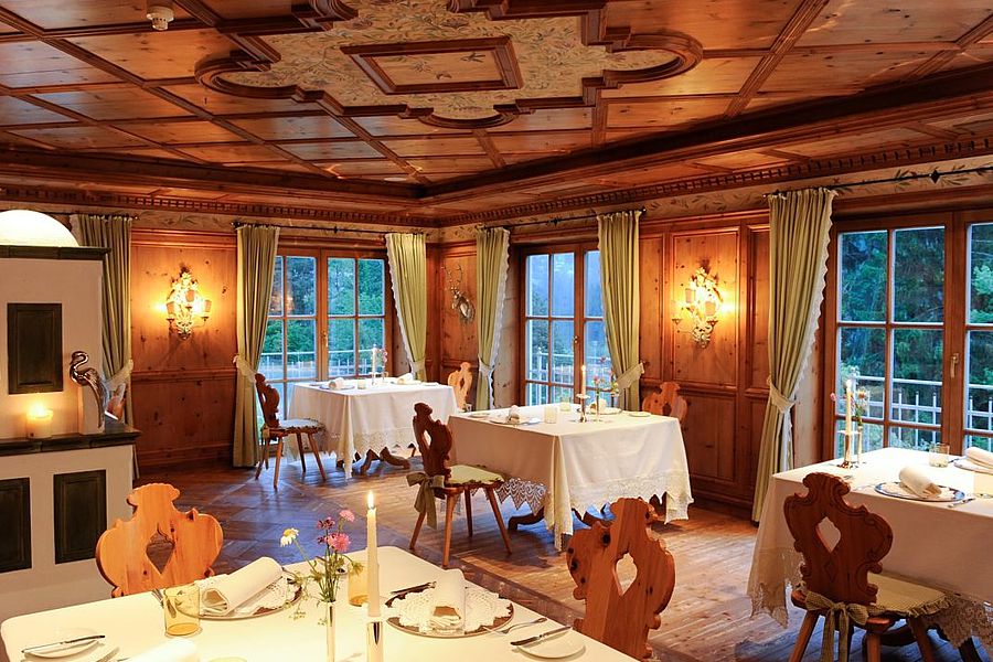 Rivestire e arredare sale da pranzo per alberghi e ristoranti con il legno, materiale naturale ed ecologico per antonomasia, materiale in grado di trasmettere calore, appartenenza e coinvolgimento alle persone che lo frequentano.La sensazione avvolgente di calore e benessere trasmessa dai locali rivestiti in legno, dalle pareti hai soffitti al pavimento, bene rappresentata nella foto è completata dai tavoli con le tipichr sedie da montagna. Il soffitto lavorato ad elementi rettangolaricon rosettone centrale può ospita l’impianto di illuminazione. Produciamo arredamenti, rivestimenti pareti e soffitti a disegno ed esclusivamente su misura ed a campione, i nostri falegnami maestri nella lavorazione del legno garantiscono prodotti e posa in opera eseguiti a regola d’arte. Richiedi un preventivo, verifica i vantaggi di acquistare in falegnameria un arredamento per case di montagna di qualità realizzato solo per te, vendita diretta.