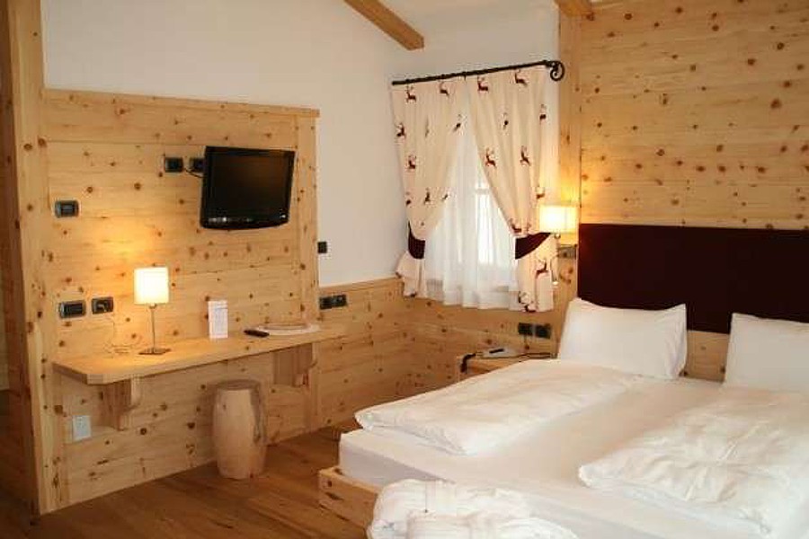 Realizziamo artigianalmente e su misura arredamenti per alberghi e chalet di montagna. Le nostre falegnamerie con propri artigiani del legno assicurano abilità costruttiva,creatività e qualità, tre caratteristiche fondamentali per i lavori artigianali. Tra i legni più utilizzati troviamo l’abete, il larice ed il pino, ogni artigiano seleziona personalmente il legno da usare per la realizzazione dei progetti per assicurare il risultato migliore al cliente. Servizi offerti al cliente: consulenza e rilievo misure sul posto, progetto di massima con layout, realizzazione di campioni, preventivi, esecuzione lavori a regola d’arte, puntualità, garanzia cinque anni sui lavori eseguiti. Richiedi un progetto preventivo, verifica i vantaggi di acquistare in falegnameria un prodotto realizzato solo per te, un nostro tecnico ti risponderà per aiutarti a trovare la soluzione migliore.